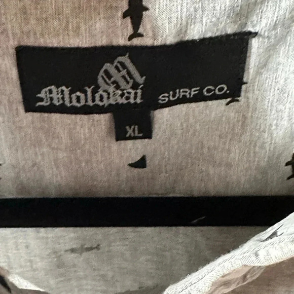 Molokai surf co XL men’s shark button down. Grey with black sharks. Worn twice. - Picture 4 of 9